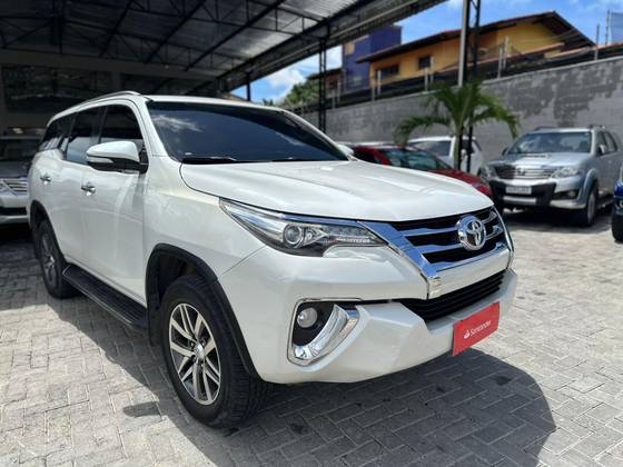 TOYOTA HILUX SW4 2.8 SRX 4X4 7 LUGARES 16V TURBO INTERCOOLER DIESEL 4P AUTOMÁTICO